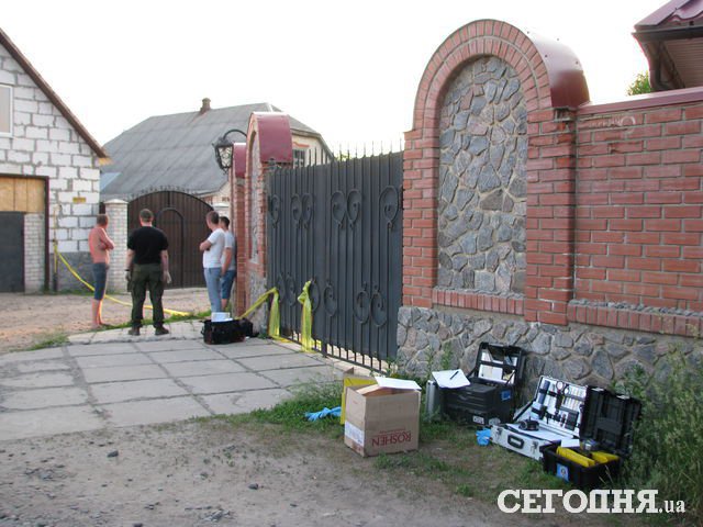 Под Харьковом неизвестный расстрелял людей и взял заложников