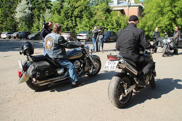 Российские байкеры устроили «коридор позора» гостям из Польши, прибывшим на научную конференцию. ФОТО Российские байкеры устроили «коридор позора» гостям из Польши, прибывшим на научную конференцию. ФОТО