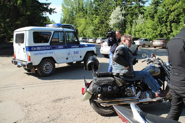 Российские байкеры устроили «коридор позора» гостям из Польши, прибывшим на научную конференцию. ФОТО Российские байкеры устроили «коридор позора» гостям из Польши, прибывшим на научную конференцию. ФОТО