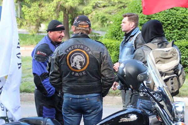 Российские байкеры устроили «коридор позора» гостям из Польши, прибывшим на научную конференцию. ФОТО Российские байкеры устроили «коридор позора» гостям из Польши, прибывшим на научную конференцию. ФОТО