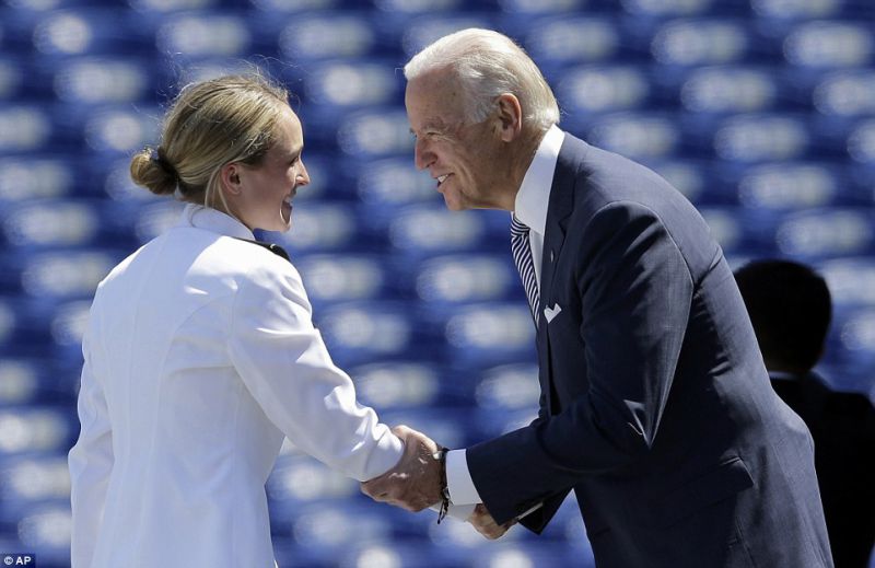 Обзор зарубежной прессы. Кремлю — доверие, Капитолию — бомбу Обзор зарубежной прессы. Кремлю — доверие, Капитолию — бомбу