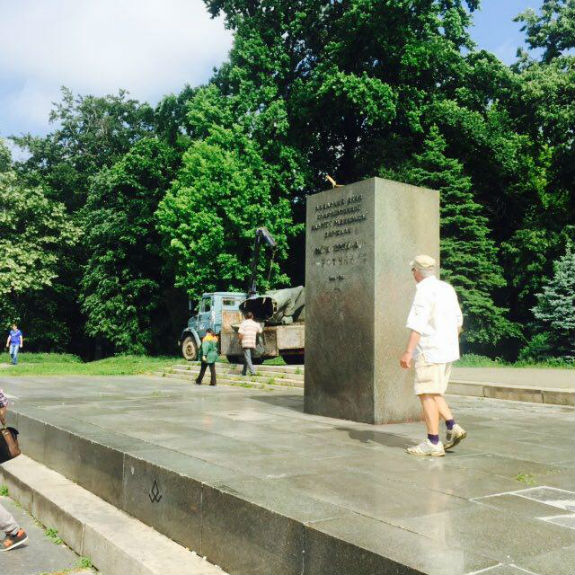 Скакуны-вандалы вновь рушат памятники Скакуны-вандалы вновь рушат памятники