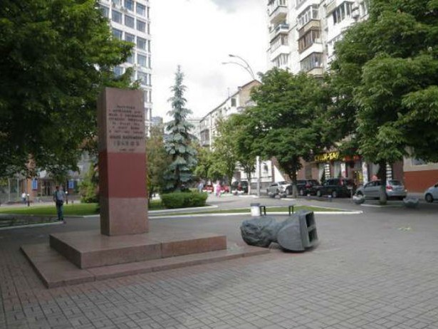 Скакуны-вандалы вновь рушат памятники Скакуны-вандалы вновь рушат памятники