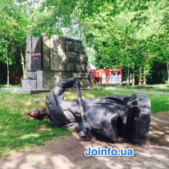 Скакуны-вандалы вновь рушат памятники Скакуны-вандалы вновь рушат памятники