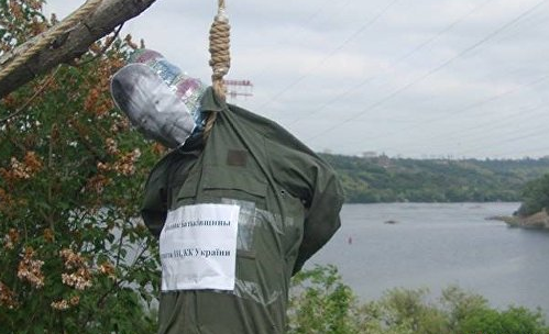 Когда уже по настоящему? В Запорожье повесили чучело Порошенко Когда уже по настоящему? В Запорожье повесили чучело Порошенко