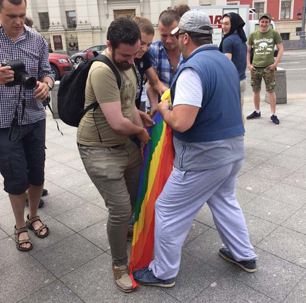 Как сегодня в Москве гей-парад проходил, точнее не прошел