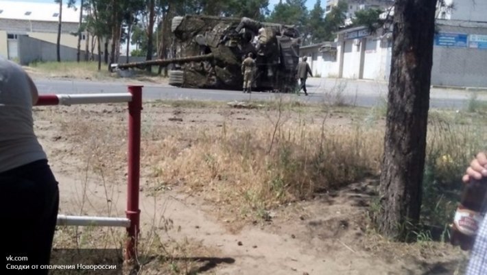 Украинские вояки перевернули танк в Северодонецке Украинские вояки перевернули танк в Северодонецке