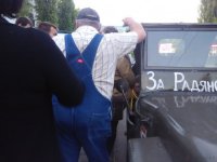 Неадекватные одесские «автомайдановцы» напали на водителя раритетного автомобиля «Виллис».