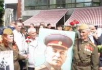9.05.2015 Киевляне грудью закрывали ветеранов Великой Отечественной с портретом Сталина