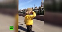 Маленький генерал: на репетиции парада Победы в Москве военные ответили на приветствие юного зрителя