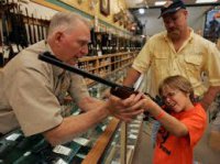 Дети в США продолжают страдать от оружия родителей