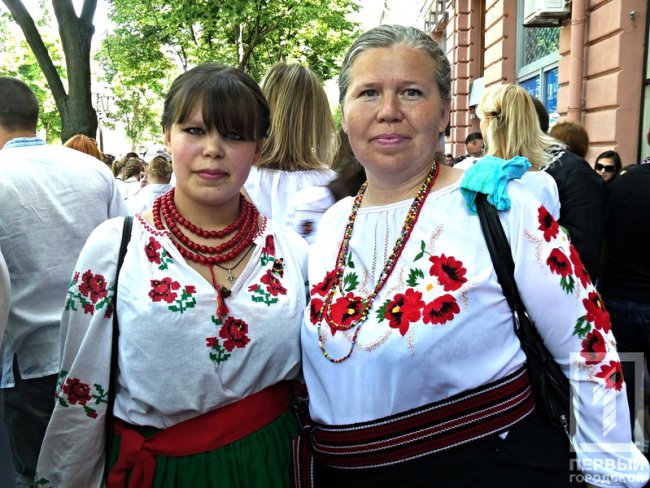 Мегамарш вышиванок или Херои не умирают, а скачут