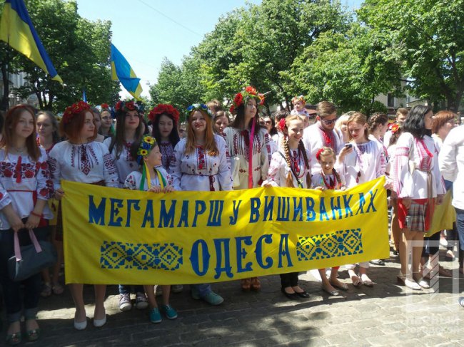 Мегамарш вышиванок или Херои не умирают, а скачут