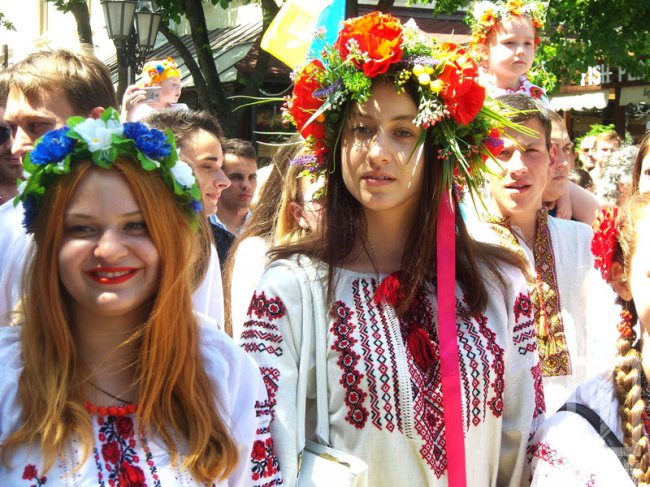 Мегамарш вышиванок или Херои не умирают, а скачут