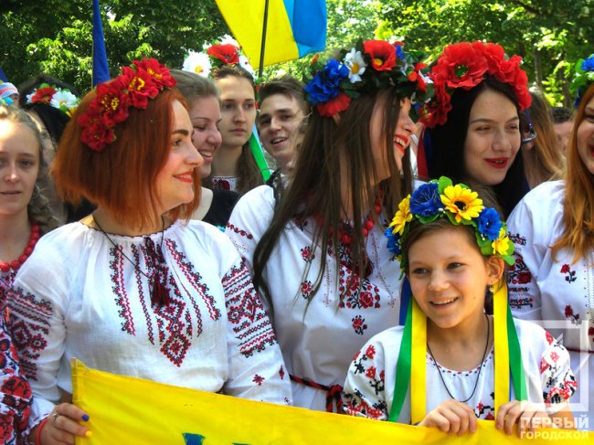 Мегамарш вышиванок или Херои не умирают, а скачут