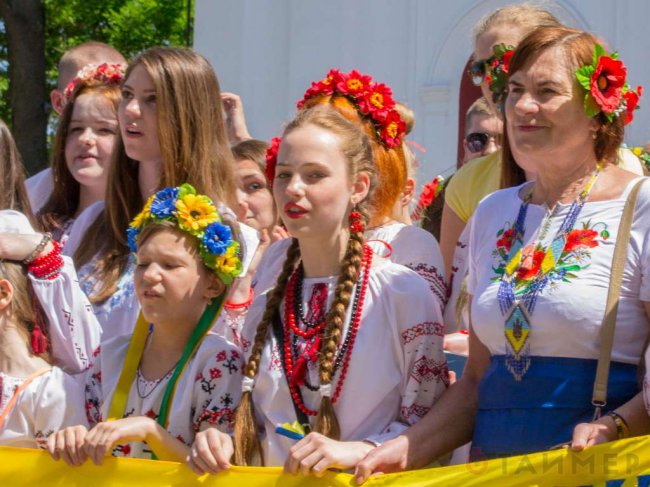 Мегамарш вышиванок или Херои не умирают, а скачут