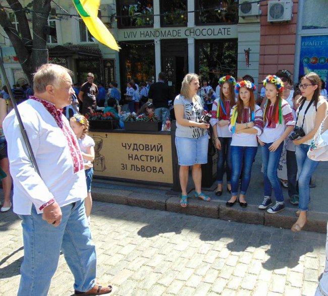 Мегамарш вышиванок или Херои не умирают, а скачут