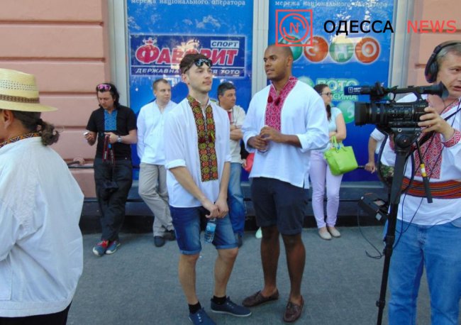 Мегамарш вышиванок или Херои не умирают, а скачут