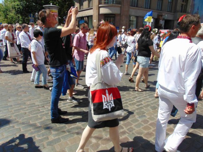 Мегамарш вышиванок или Херои не умирают, а скачут