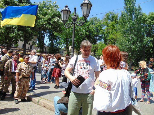 Мегамарш вышиванок или Херои не умирают, а скачут