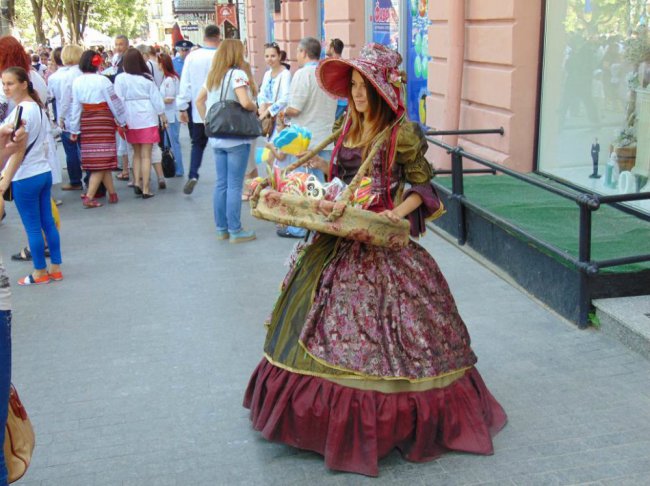 Мегамарш вышиванок или Херои не умирают, а скачут