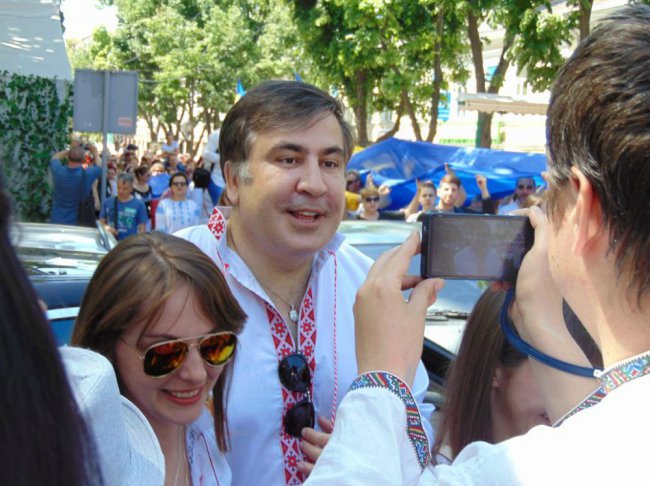 Мегамарш вышиванок или Херои не умирают, а скачут