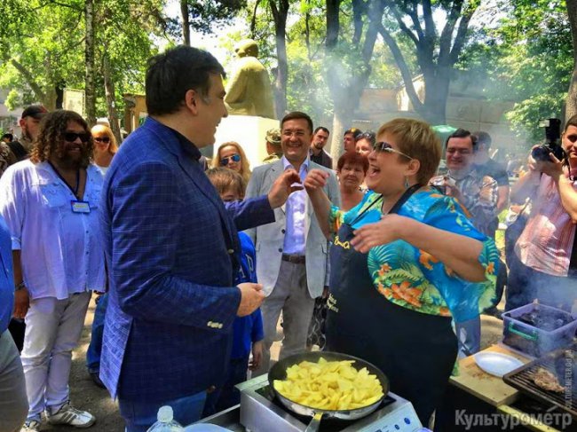 Мегамарш вышиванок или Херои не умирают, а скачут