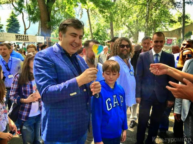 Мегамарш вышиванок или Херои не умирают, а скачут