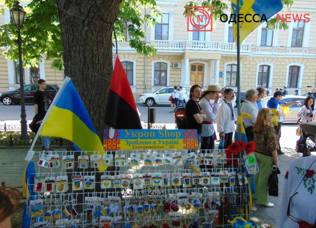 Мегамарш вышиванок или Херои не умирают, а скачут