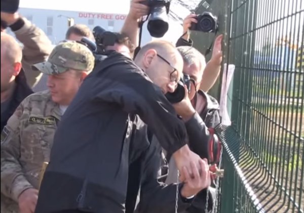 Граница Украины с Россией останется без стены