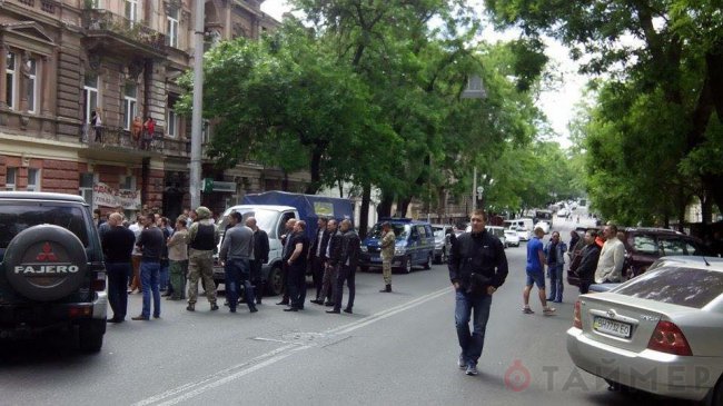 В Одессе идет вооруженный штурм бизнес-центра 