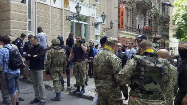 В Одессе идет вооруженный штурм бизнес-центра 
