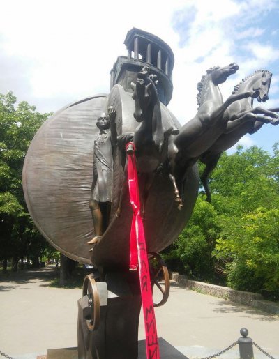 По всей Одессе развесили галстуки для Миши