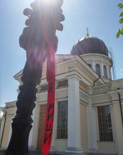 По всей Одессе развесили галстуки для Миши