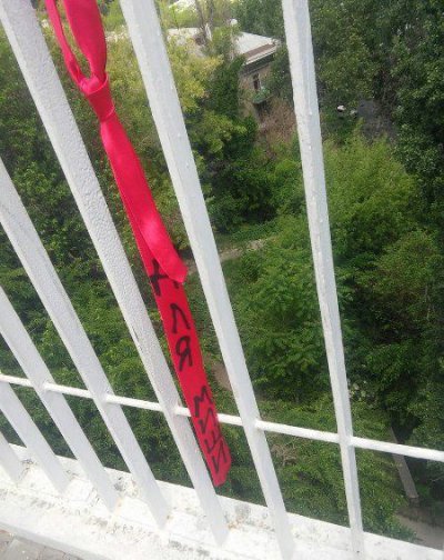 По всей Одессе развесили галстуки для Миши