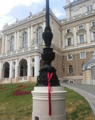 По всей Одессе развесили галстуки для Миши