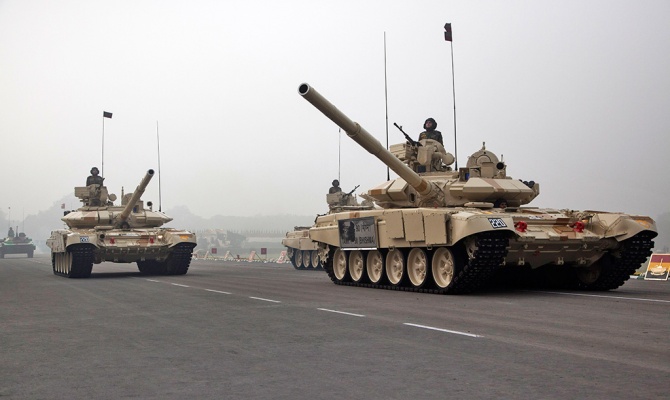 Россия будет продавать оружие за юани и рупии Россия будет продавать оружие за юани и рупии