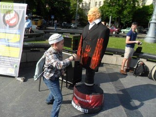 Радикалы во Львове протестуют против обнищания жителей Украины Радикалы во Львове протестуют против обнищания жителей Украины