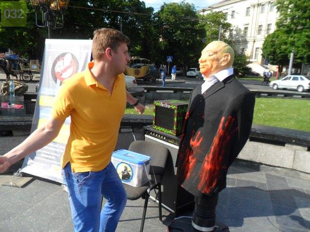 Радикалы во Львове протестуют против обнищания жителей Украины Радикалы во Львове протестуют против обнищания жителей Украины