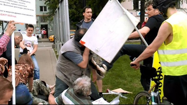 Либералов бьют Либералов бьют