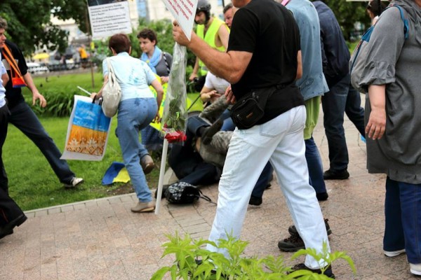 Либералов бьют Либералов бьют