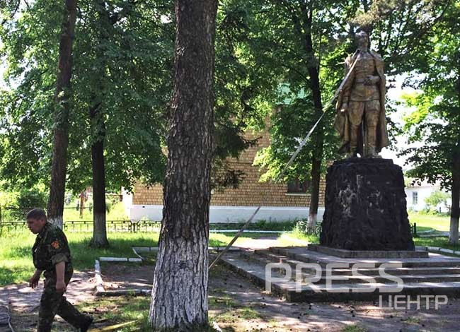В «колыбели УПА» целое село восстало против сноса памятника Дзержинскому: «Нам бы такого президента!» В «колыбели УПА» целое село восстало против сноса памятника Дзержинскому: «Нам бы такого президента!»