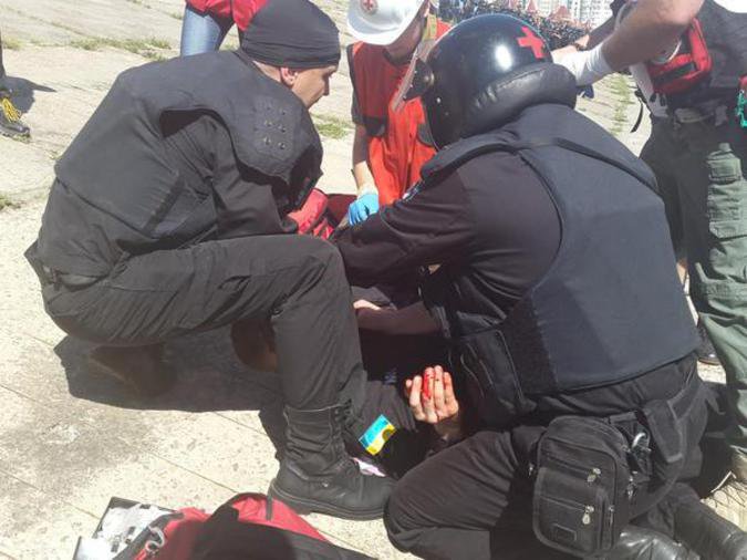 На гей-параде в Киеве истекает кровью раненый «Правым сектором» милиционер На гей-параде в Киеве истекает кровью раненый «Правым сектором» милиционер