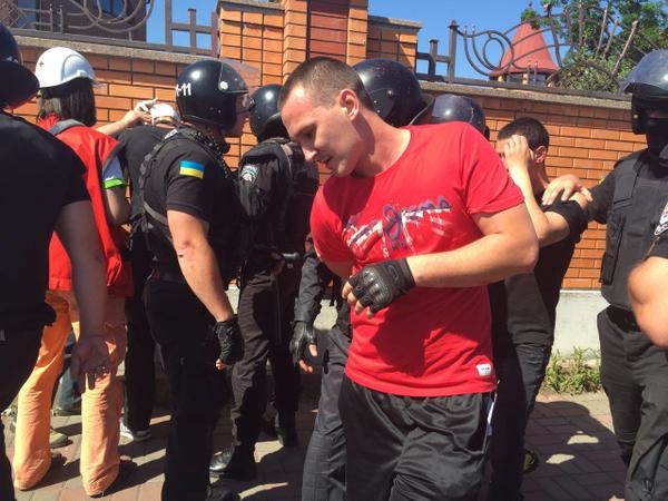 В Киеве нацисты напали на педерастов В Киеве нацисты напали на педерастов