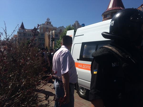 В Киеве нацисты напали на педерастов В Киеве нацисты напали на педерастов