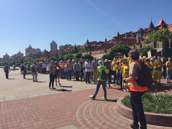 В Киеве нацисты напали на педерастов В Киеве нацисты напали на педерастов