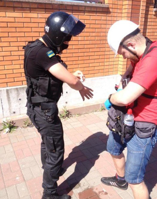 В Киеве нацисты напали на педерастов В Киеве нацисты напали на педерастов