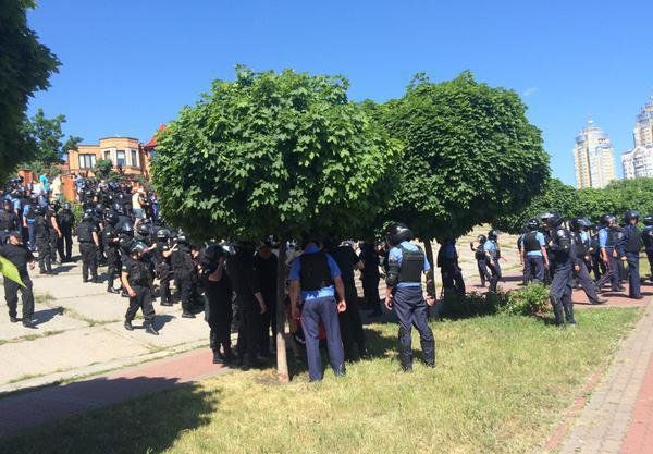 В Киеве нацисты напали на педерастов В Киеве нацисты напали на педерастов