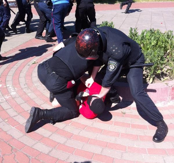 В Киеве нацисты напали на педерастов В Киеве нацисты напали на педерастов