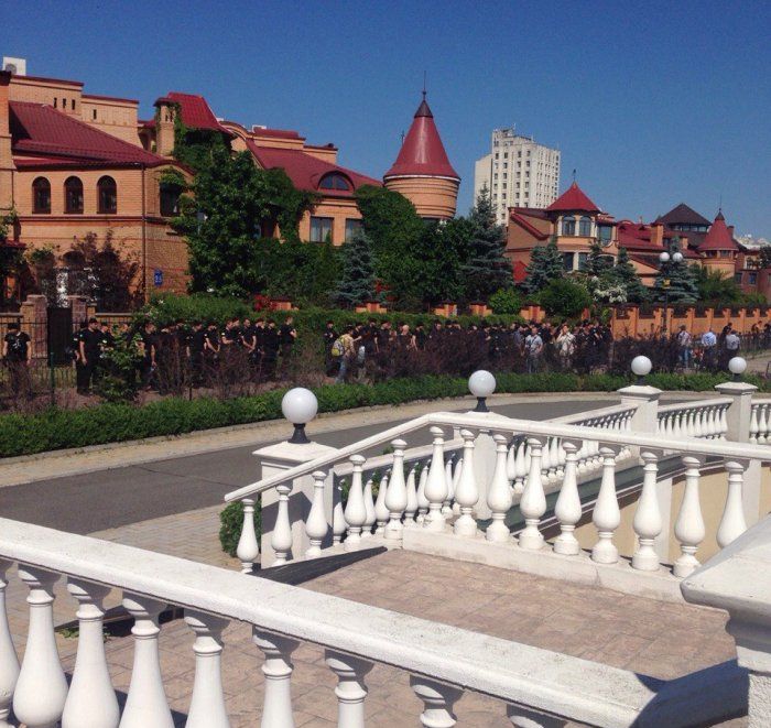 В Киеве нацисты напали на педерастов В Киеве нацисты напали на педерастов